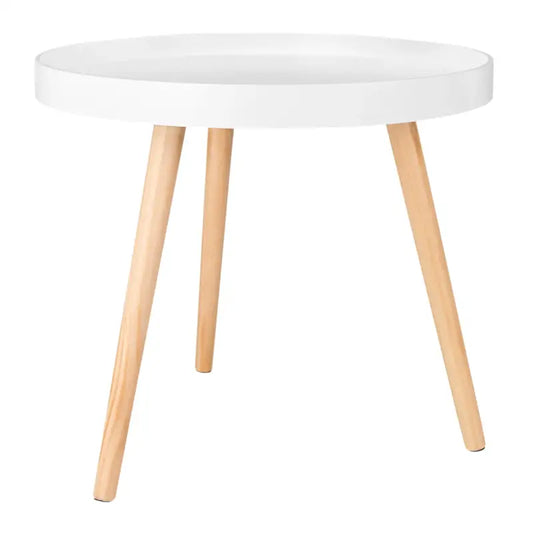 Een witte, ronde bijzettafel met houten poten, versierd met een kopje, boek, klok en cactus. Ideaal voor een moderne woonkamer of slaapkamer als decoratief meubelstuk.