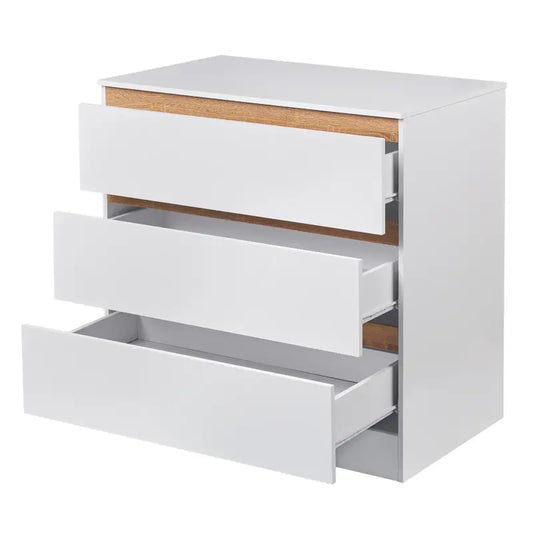 Een witte, moderne dressoir met drie laden en houten accenten, geschikt voor slaapkameropslag. Geschikt voor minimalistische interieurs en slaapkameropslag.