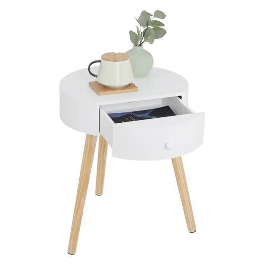Een witte, ronde nachtkastje met een glanzende afwerking en houten poten, voorzien van een enkele lade met een witte knop. Ideaal als nachtkastje voor een moderne slaapkamer.