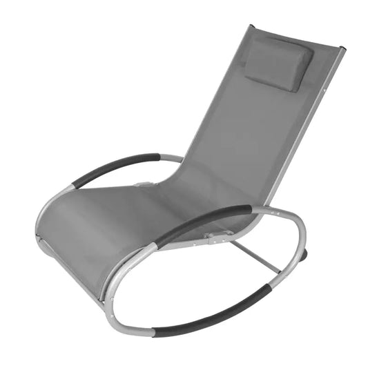 Grijze ligstoel met meshzitting en zilverkleurig metalen frame, voorzien van zwarte armleuningen en hoofdsteun. Ideaal voor ontspanning op terras of in de tuin.