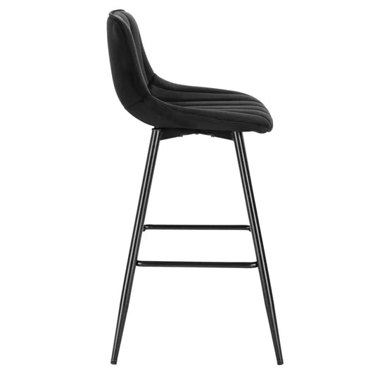 Zwarte, gestoffeerde barstoelen met verticale quilting en metalen poten, ideaal voor moderne keukens of bars. Comfortabele zitting met stijlvolle, minimalistische vormgeving.