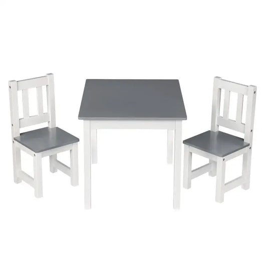 Een kinder tafelset met witte frame en grijze zittingen, voorzien van twee stoelen en een tafel met speelgoed en tijdschriften erop, geschikt voor kinderkeuken of speelruimte.