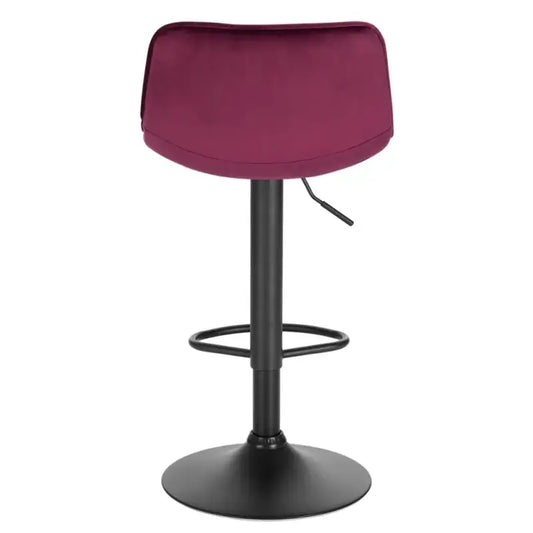 Rode, gestoffeerde barstoelen met kussens en zwarte metalen poten, geschikt voor moderne keukens of bars. Comfortabele zitplaats met verstelbare hoogte en stabiliteit.