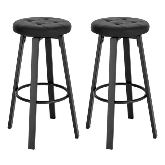 Bruine, gepolsterde barstoelen met knoppen zitten op zwarte metalen poten met een stabiliserende ring. Ideaal voor moderne keukens of bars, met comfortabele zitting en stijlvolle uitstraling.