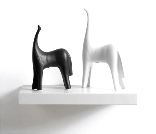 Wit wandplank met minimalistisch ontwerp, voorzien van een zwart fotolijstje en een rode stippenbowl. Ideaal voor moderne slaapkamerdecoratie en kleine ruimtes.