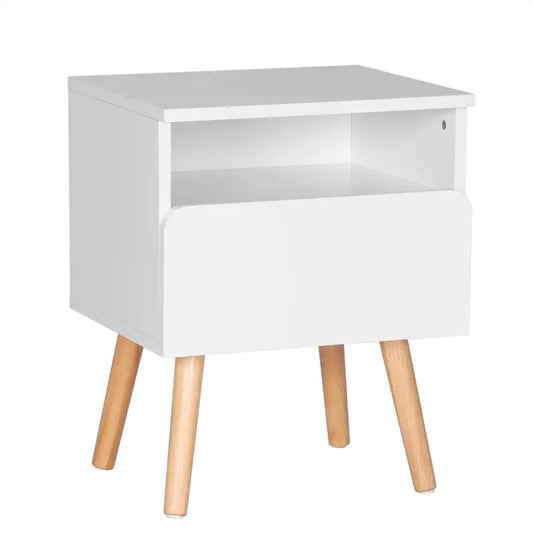 Wit nachtkastje met houten poten, geschikt voor slaapkamer of woonkamer. Modern design met open vak en glad oppervlak voor opslag en decoratie.