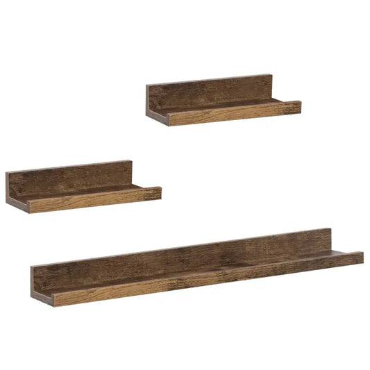 Houten wandplanken in rustieke stijl, met witte kaarsen, boeken en planten. Geschikt voor decoratie in woonkamer of slaapkamer, met natuurlijk hout en minimalistische accessoires.