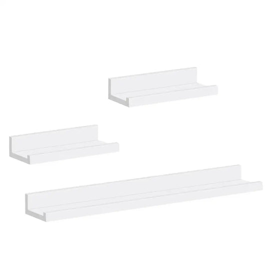 Witte wandplanken met minimalistisch ontwerp, voorzien van boeken, een klok en decoratieve objecten. Ideaal voor moderne woonkamer- of kantoordecoratie met een stijlvolle, functionele uitstraling.