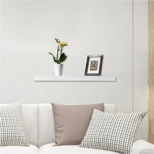 Witte, glanzende planken met zwarte montagebeugels, geschikt voor wandmontage. Perfect voor moderne interieurs en opslag in keukens of woonkamers.