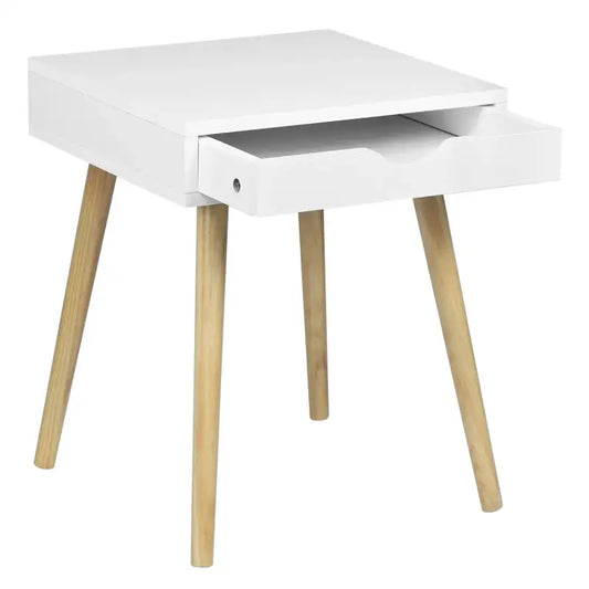 Een wit nachtkastje met houten poten en een lade met zwart trekkoord, geschikt als bijzettafel of nachtkastje voor een moderne slaapkamer.