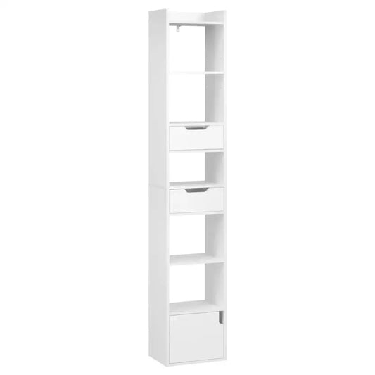 Een witte, hoge boekenkast met meerdere planken en laden, gevuld met decoratieve objecten, boeken en een lichtgekleurde doos. Ideaal voor kleine ruimtes en moderne interieurs.