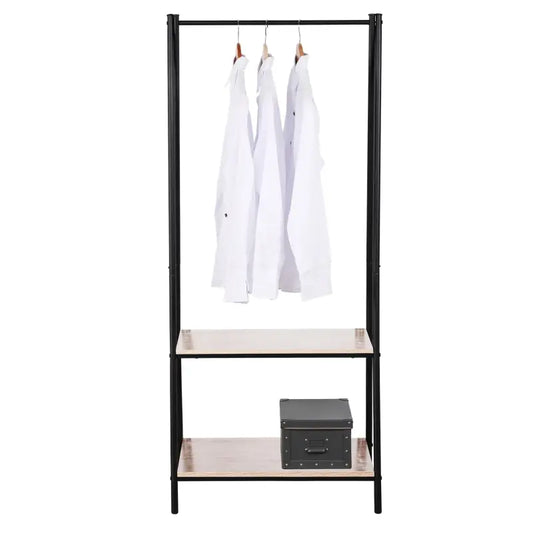 Een zwart metalen kledingrek met houten planken, waarop witte overhemden hangen en een donkergrijze koffer op de onderste plank rust. Ideaal voor kleine kamers of als opbergruimte in een slaapkamer.