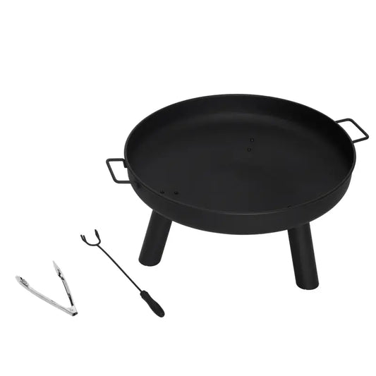 Zwarte metalen houtskoolketel met brandende houtblokken en vlammen, voor buiten gebruik. Inclusief tongs en roosterstok voor veilig houtverwerking.