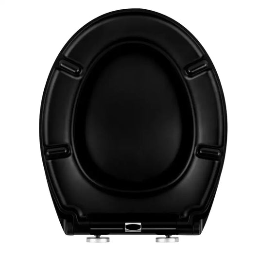 Zwarte, matte toiletzitting met zilverkleurige bevestigingspunten bovenaan, geschikt voor moderne badkamers. Eenvoudig te installeren en geschikt voor een stijlvolle, minimalistische badkamer.