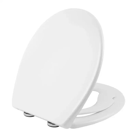 Een witte, gladde toiletzitting met opengeslagen deksel, gemaakt van glanzend kunststof. Geschikt voor moderne badkamers en voorzien van een comfortabele, hygiënische zitting.