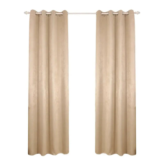 Grijze, textuurrijke gordijnen met oogjes hangen elegant voor een woonkamer, waarbij een lichtbeige bank en wanddecoratie zichtbaar zijn. Geschikt voor moderne interieurs en dagelijkse privacy.