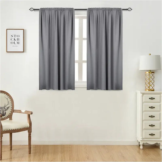 Grijze gordijnen hangen symmetrisch aan een zwart metalen rail met decoratieve einden, gemaakt van een gladde, zacht vallende stof. Perfect voor moderne interieurs en slaapkamers met een minimalistische stijl.
