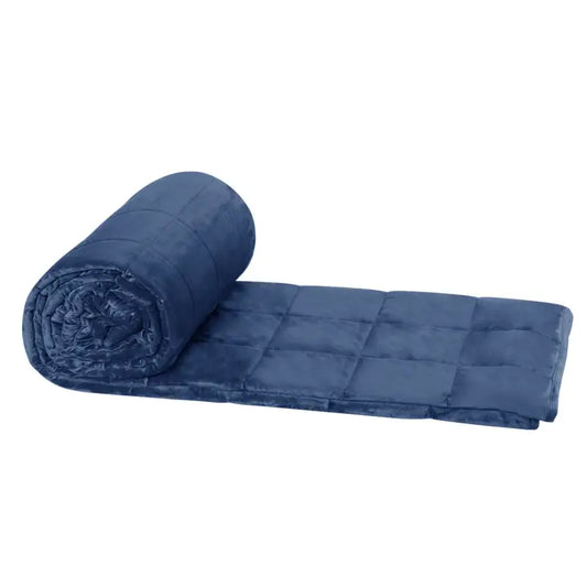 Donkerblauwe, zacht fluweelde deken met gestikte panelen, opgevouwen en klaar voor gebruik. Ideaal voor comfortabele slaap en warmte in de woonkamer of slaapkamer.