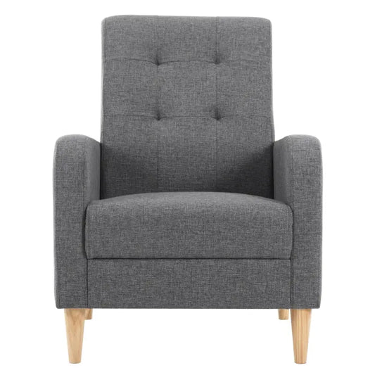 Grijze, gestoffeerde fauteuil met knopjes op de rug en houten poten, geschikt voor woonkamer of slaapkamer. Modern design met comfortabele zitting en armleuningen.