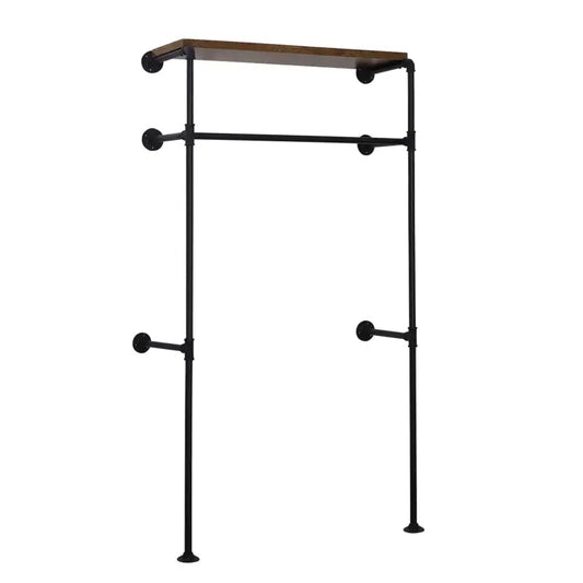 Een industriële kledingkast met zwart metaal en houten plank, voorzien van hangers met grijze jassen en beige schoenen, ideaal voor kleine woonruimtes of kantoren.