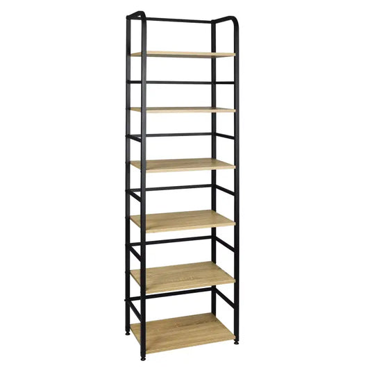 Een hoge, zwarte metalen boekenkast met houten planken, voorzien van drie laden en een rieten mand. Ideaal voor woonkamer of kantoor, met decoratieve accessoires en boeken.