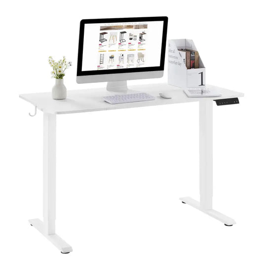 Een witte, elektrische werktafel met een gladde, moderne tafelblad en verstelbare poten. Zichtbaar zijn de bedieningsknoppen en een haak aan de zijkant, geschikt voor thuiswerk of kantooromgeving.