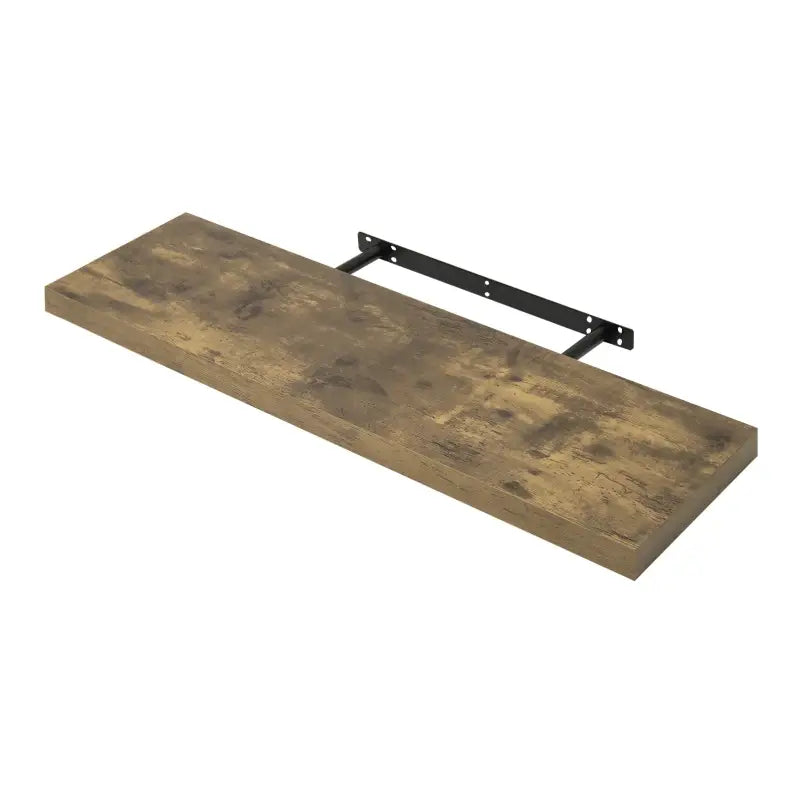 Een robuust houten wandplank met zichtbare textuur en natuurlijke kleur, bevestigd aan een zwart metaalbeugel. Geschikt voor moderne interieurs als wandkast of decoratieve plank.
