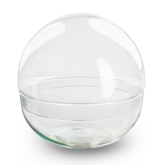 Grote, heldere glazen bol met een glanzende, transparante afwerking, geplaatst op een houten tafel. Perfect voor decoratieve planten of als moderne interieurstuk in woon- of kantoorruimtes.