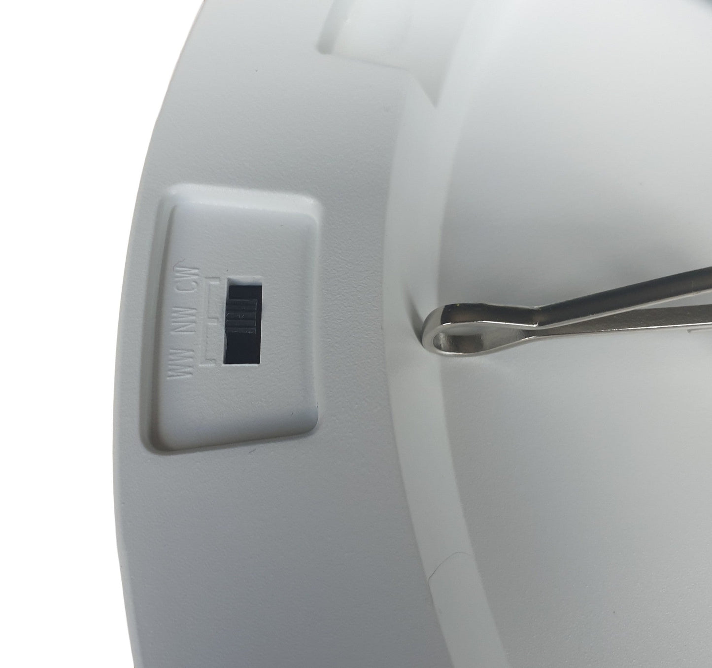 Een witte, ronde plafondlamp met een gladde, matte afwerking en een zacht verlichte centrale panel. Geschikt voor moderne interieurs en als energiezuinige verlichting in woon- en kantoorruimtes.