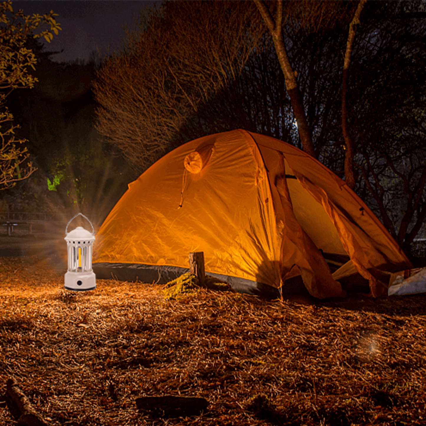 Een beige, retro-stijl LED-lantaarn met glazen panelen en een metalen handvat, uitgerust met een opvallende gele COB-verlichting, geschikt voor avonturen en kampeerreizen.