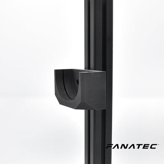 Zwart, matte plastic montagekastje van Fanatec met vier boorgaten en een gebogen binnenkant, geleverd met twee schroeven en vier zilverkleurige bouten voor gamingstuurinstallaties.