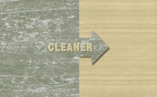 Golden Care hardhout- en teakverzorgingsmiddel in witte fles met groene etiket, voor het herstellen van kleur en schoonmaken van buitenhouten oppervlakken. Eenvoudig te gebruiken voor houten terrassen en meubels.