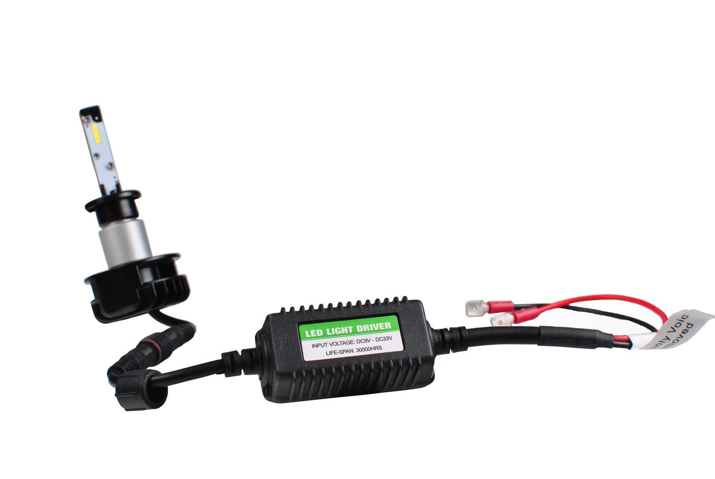 Zwart LED-koplampen met zichtbare koelplaat en kabels, geleverd met twee LED-stuurseenheden voor auto’s. Geschikt voor verlichting van de koplampen en achterlichten.