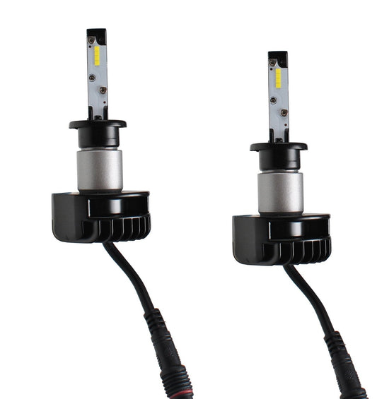 Zwart LED-koplampen met zichtbare koelplaat en kabels, geleverd met twee LED-stuurseenheden voor auto’s. Geschikt voor verlichting van de koplampen en achterlichten.