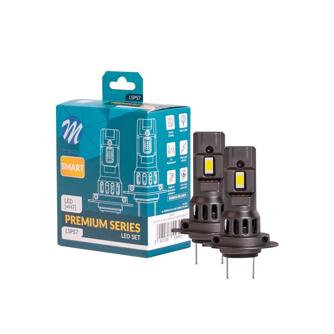 Zwarte LED-autohalogeenlampen met gele chip en ventilatiegaten, geschikt voor verlichting. Zichtbare metalen contactpunten en compacte ontwerp voor auto’s.
