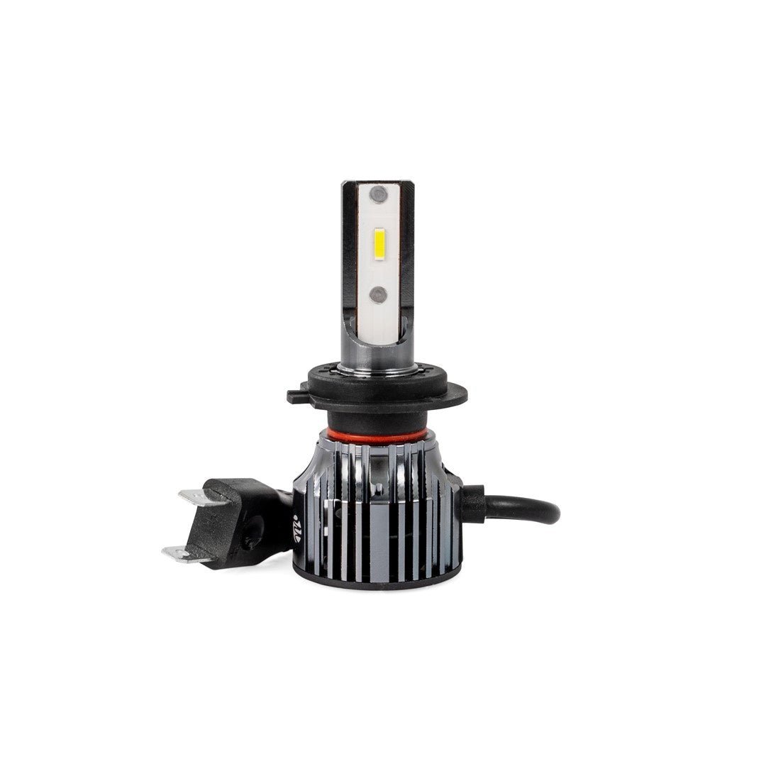 Zilverkleurige LED-auto-koplampen met zwarte koelringen en gele chips, voorzien van stekkerkabels. Geschikt voor verlichting van auto’s en motorfietsen.