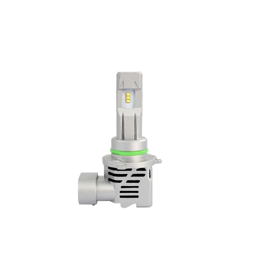 Zilverkleurige LED-autohalogeenlampen met groene isolatieband, zichtbare gele chips en koelingsgaten. Geschikt voor verlichting van auto’s en motorfietsen.