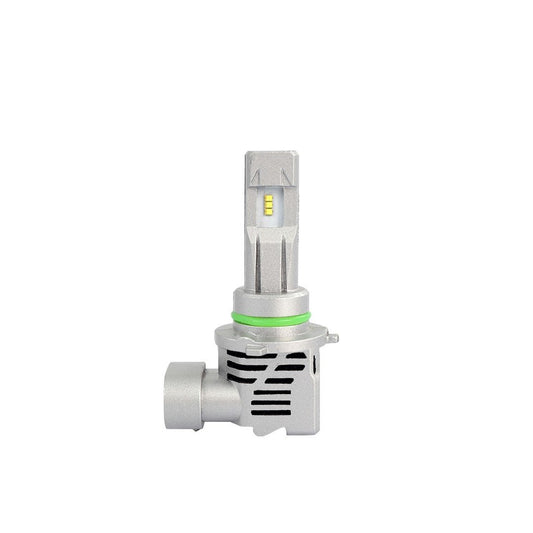Zilverkleurige LED-autohalogeenlampen met groene isolatieband, zichtbare gele chips en koelingsgaten. Geschikt voor verlichting van auto’s en motorfietsen.
