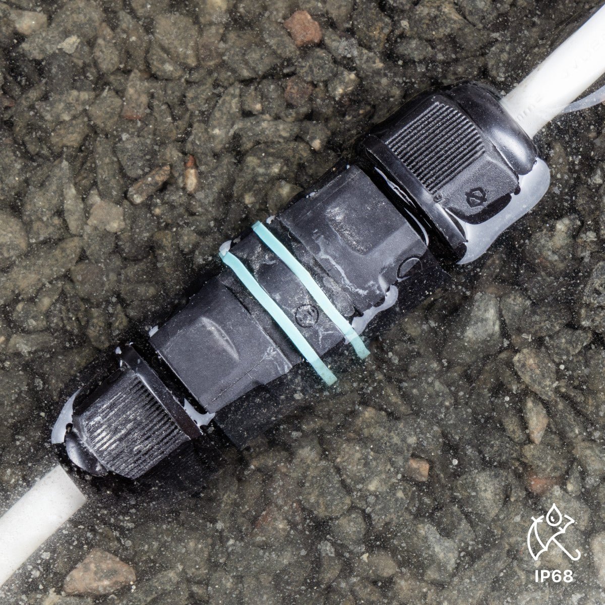 Zwart, IP68-geschikt kabelconnector met blauwe rubberen banden, geschikt voor industriële toepassingen. Zichtbaar met gekleurde draden en witte kabels, geschikt voor externe installaties.