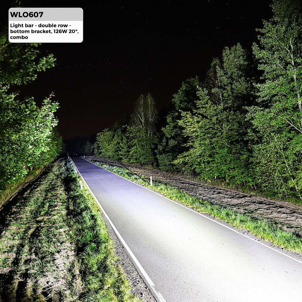 Zwart, rechthoekig LED-verlichtingsapparaat met twaalf zichtbare lampen en een metalen montageklem. Geschikt voor gebruik op terreinvoertuigen en als aanhanglicht.