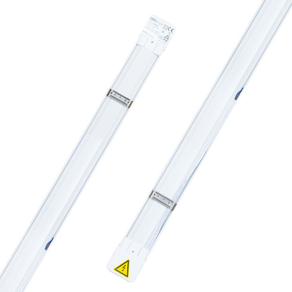 Wit LED-streepverlichting van 150 cm, IP40 waterbestendig, geschikt voor buitenverlichting. 40 Watt, 5160 lm, 4000K kleurtemperatuur, met waterdruppels op de achtergrond.