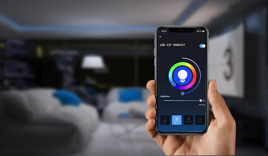 Een RGB+CCT smart LED-lampje met kleurverandering en temperatuurverandering van 3000K tot 6500K, geschikt voor slimme huishoudelijke verlichting via smartphone-app.