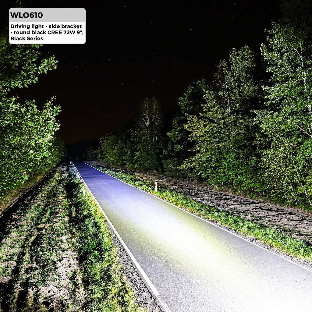 Zwarte LED-verlichtingsstang met gele en witte lampen, voorzien van metalen bevestigingsklemmen. Geschikt voor gebruik op terreinvoertuigen en off-road toepassingen.