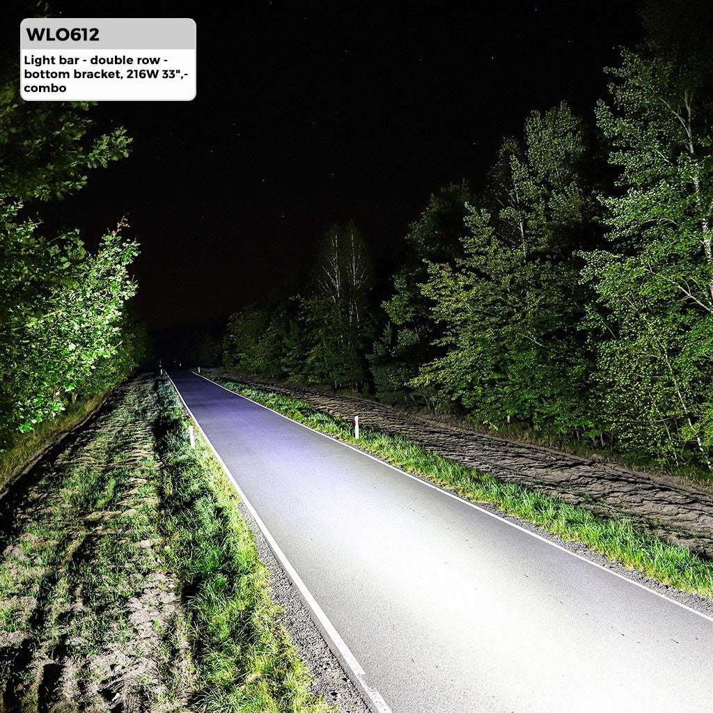 Zwarte LED-verlichtingsbalk met zichtbare montageschroeven en kabel, geschikt voor off-road gebruik. Robuust ontwerp met heldere LED’s voor betere zichtbaarheid in donkere omstandigheden.