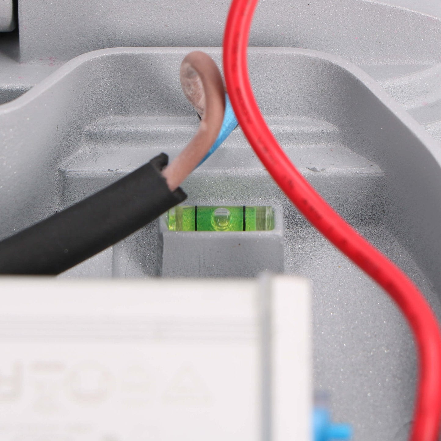 Zilverkleurige LED straatverlichting met zichtbare LED-chip en glazen beschermkap, geschikt voor buitenverlichting. Robuust ontwerp met metalen bevestigingspunten voor straat- en tuinverlichting.