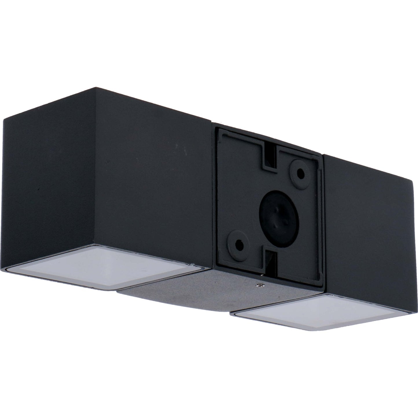 Zwart wandlamp met warm wit licht op een houten schuifhek, omgeven door gele bloemen. Ideaal voor buitenverlichting en tuinverlichting bij avond.