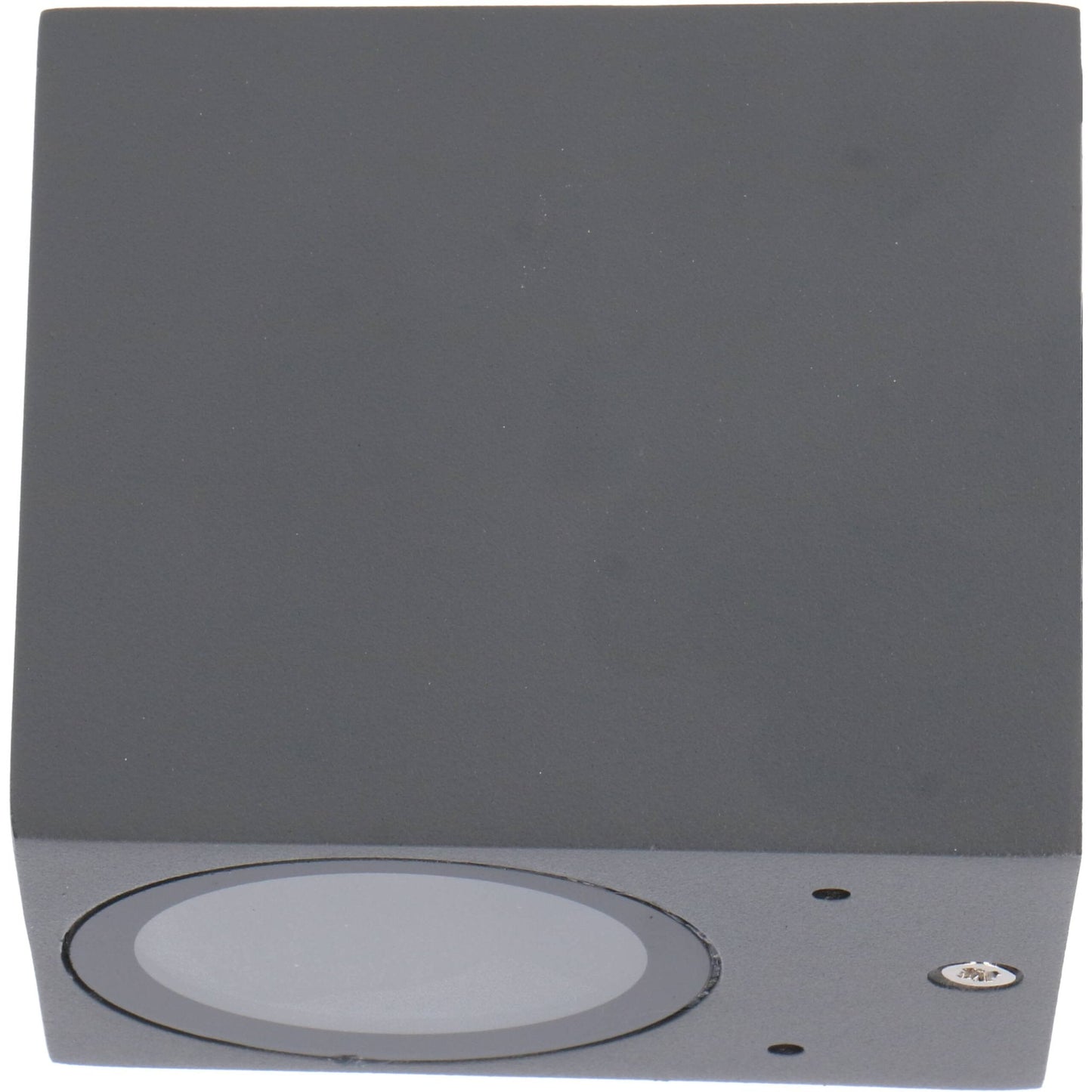 Zwart, kubusvormig buitenspotlicht met warm wit licht, bevestigd aan een grijze bakstenen muur. Ideaal voor moderne tuinverlichting of exterieurdecoratie.