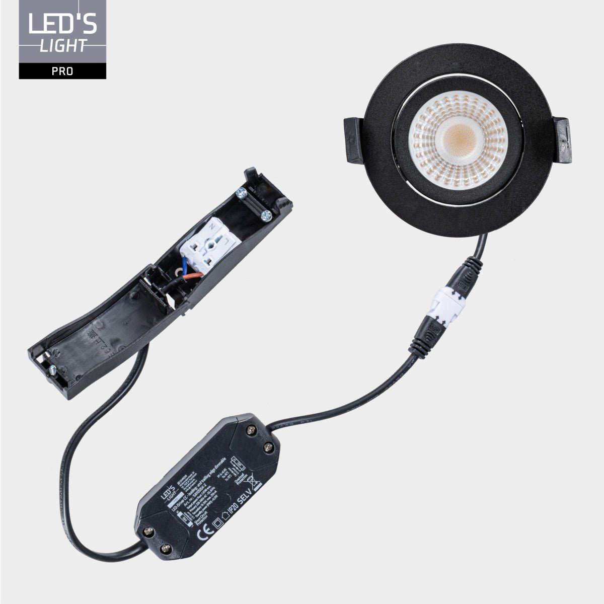 Zwart, mat afwerking met zichtbare LED-elementen en montagebandjes. Drie identieke spotverlichtingen voor moderne, energiezuinige verlichting in woon- of kantoorruimtes.