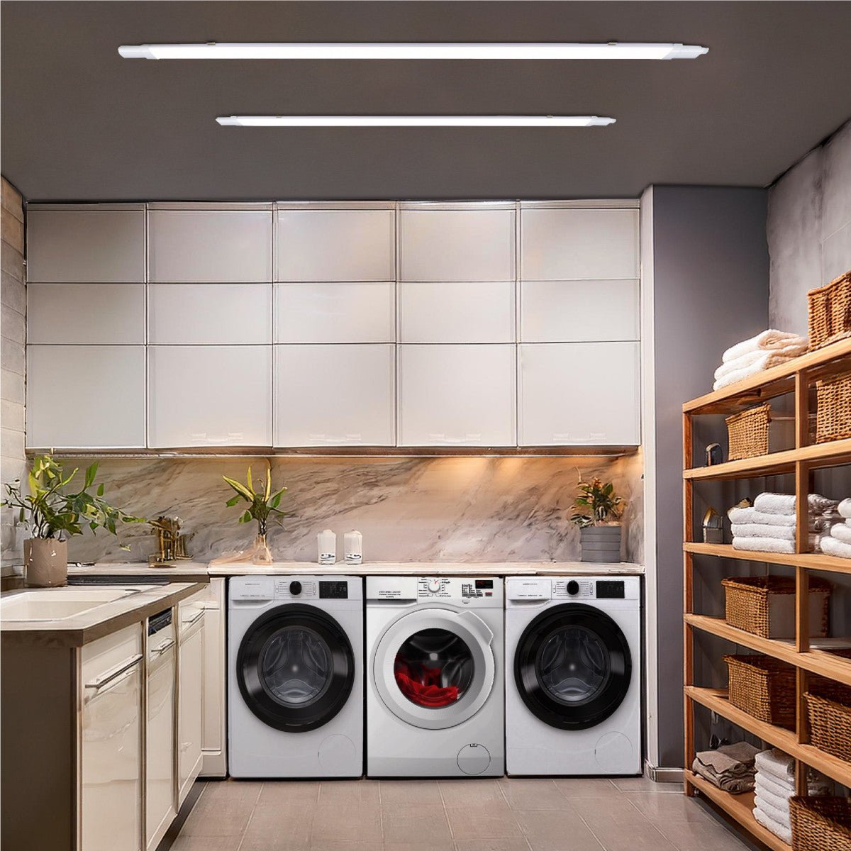 Een witte LED-battenlamp met zichtbare kabel en verpakking, geschikt voor professionele verlichting in winkels of kantoren. Gebruik voor energiezuinige, heldere verlichting in commerciële ruimtes.
