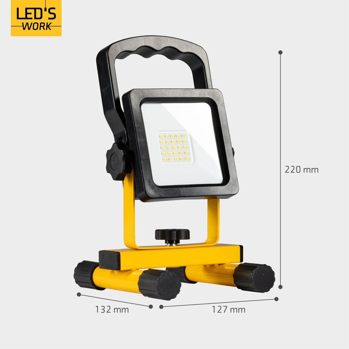 Een robuuste, gele LED werklamp met zwart handvat en voet, uitgerust met een zichtbare LED-lichtmatrix. Geschikt voor werkplekken en bouwplaatsen waar helder, functioneel licht nodig is.